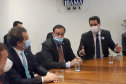 O governador Carlos Massa Ratinho Junior entregou nesta quarta-feira (24), ao presidente do Instituto Brasileiro do Meio Ambiente e dos Recursos Naturais Renováveis (Ibama), Eduardo Bin, o Relatório de Impacto Ambiental (RIMA) do projeto da Nova Ferroeste. Ele e o governador do Mato Grosso do Sul, Reinaldo Azambuja, se reuniram com técnicos do órgão ambiental em Brasília para tratar do empreendimento. - Curitiba, 24/11/2021 - Foto: IBAMA