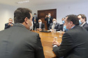 O governador Carlos Massa Ratinho Junior entregou nesta quarta-feira (24), ao presidente do Instituto Brasileiro do Meio Ambiente e dos Recursos Naturais Renováveis (Ibama), Eduardo Bin, o Relatório de Impacto Ambiental (RIMA) do projeto da Nova Ferroeste. Ele e o governador do Mato Grosso do Sul, Reinaldo Azambuja, se reuniram com técnicos do órgão ambiental em Brasília para tratar do empreendimento. - Curitiba, 24/11/2021 - Foto: IBAMA