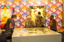 Publico visitando a exposição “OSGEMEOS: Segredos” no Museu Oscar Niemeyer (MON), nesta quarta-feira (1)