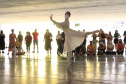 Os grupos de dança do Centro Cultural Teatro Guaíra – Balé Guaíra, G2 e Escola de Dança – se apresentam neste sábado (04),  no vão livre do Museu Oscar Niemeyer (MON). 