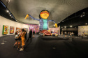 Promovida pelo MON, exposição “OSGEMEOS: Segredos” alcança 100 mil visitantes