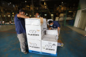 Carregamento  com  65 mil vacinas contra a Covid-19 para crianças de 5 a 11 anos chegam no Centro de Medicamentos do Paraná (Cemepar), em Curitiba, na nesta sexta-feira (14).  Foto: Geraldo Bubniak/AEN
