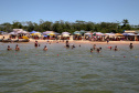 Praias artificiais das Costas Norte e Oeste do Estado mantém águas com condições boas para banho e prática de esportes