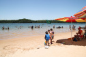 Praias artificiais das Costas Norte e Oeste do Estado mantém águas com condições boas para banho e prática de esportes