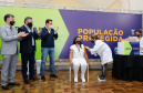 A enfermeira Lucimar Josiane de Oliveira, de 44 anos, (na foto), foi a primeira pessoa vacinada contra a Covid-19 no Paraná.