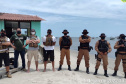 Turistas e moradores da Ilha de Superagui recebem orientações das Polícias Militar e Civil