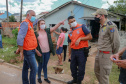 Nesta manhã de quarta-feira, a Defesa Civil Estadual esteve no município de Fazenda Rio Grande para entregar materiais de ajuda humanitária que auxiliarão as pessoas afetadas a se recomporem. - Fazenda Rio Grande, 19/01/2022