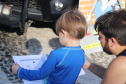 Polícia Científica do Paraná promove atividades lúdicas para crianças na praia de Caiobá