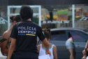 Polícia Científica do Paraná promove atividades lúdicas para crianças na praia de Caiobá