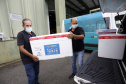 Funcionários do Cemepar carregando vacinas contra a Covid 19, para as 22 regionais de saúide do Paraná 