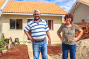 Vila Santana, em Prudentópolis, é exemplo do impacto dos programas do Estado na vida das pessoas. Na foto, Olívio Gonçalves e Vitória Pryzygocki.