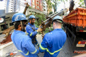 Com trabalho intenso durante a noite, Copel religa quase 90% das unidades afetadas pelo temporal - Na  foto,  trabalhos na área central dae Maringá: avenidas Mandacaru, XV de Novembro, Colombo e Rua Piratininga - Curitiba, 24/04/2022