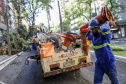 Com trabalho intenso durante a noite, Copel religa quase 90% das unidades afetadas pelo temporal - Na  foto,  trabalhos na área central dae Maringá: avenidas Mandacaru, XV de Novembro, Colombo e Rua Piratininga - Curitiba, 24/04/2022