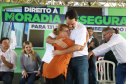 O governador Carlos Massa Ratinho Junior entregou nesta quinta-feira (12) as matrículas imobiliárias, com registro dos títulos em cartório, que regularizam a posse e o direito da moradia a 131 famílias de Ribeirão do Pinhal, no Norte Pioneiro. 