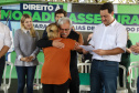 O governador Carlos Massa Ratinho Junior entregou nesta quinta-feira (12) as matrículas imobiliárias, com registro dos títulos em cartório, que regularizam a posse e o direito da moradia a 131 famílias de Ribeirão do Pinhal, no Norte Pioneiro. 