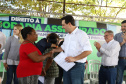 O governador Carlos Massa Ratinho Junior entregou nesta quinta-feira (12) as matrículas imobiliárias, com registro dos títulos em cartório, que regularizam a posse e o direito da moradia a 131 famílias de Ribeirão do Pinhal, no Norte Pioneiro. 