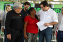O governador Carlos Massa Ratinho Junior entregou nesta quinta-feira (12) as matrículas imobiliárias, com registro dos títulos em cartório, que regularizam a posse e o direito da moradia a 131 famílias de Ribeirão do Pinhal, no Norte Pioneiro. 