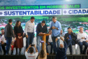 O governador Carlos Massa Ratinho Junior entregou nesta sexta-feira (6), 52 títulos de regularização fundiária para famílias em Moreira Sales, na região Centro-Oeste do Estado. 