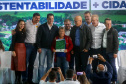 O governador Carlos Massa Ratinho Junior entregou nesta sexta-feira (6), 52 títulos de regularização fundiária para famílias em Moreira Sales, na região Centro-Oeste do Estado. 