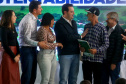 O governador Carlos Massa Ratinho Junior entregou nesta sexta-feira (6), 52 títulos de regularização fundiária para famílias em Moreira Sales, na região Centro-Oeste do Estado. 