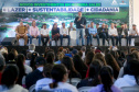 O governador Carlos Massa Ratinho Junior entregou nesta sexta-feira (6), 52 títulos de regularização fundiária para famílias em Moreira Sales, na região Centro-Oeste do Estado. 