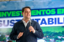 O governador Carlos Massa Ratinho Junior entregou nesta sexta-feira (6), 52 títulos de regularização fundiária para famílias em Moreira Sales, na região Centro-Oeste do Estado. 
