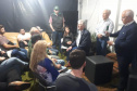 Secretário Norberto Ortigara falando com jovens agricultores