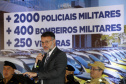 O governador Carlos Massa Ratinho Junior anunciou nesta segunda-feira (27) a contratação de 2 mil policiais militares e 400 bombeiros militares aprovados no concurso público realizado pela Secretaria da Segurança Pública no ano passado, além de 250 veículos, 88 motos e seis embarcações. Ele também também convocou 150 delegados, 200 investigadores, 50 papiloscopistas e 24 escrivães que vão compor os quadros da Polícia Civil do Paraná. O anúncio foi feito na cerimônia na Academia Policial Militar do Guatupê, 