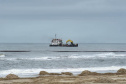 Tubulação de aço para dragagem da praia de Matinhos é transportada para o mar