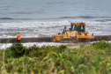 Tubulação de aço para dragagem da praia de Matinhos é transportada para o mar