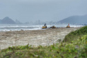 Tubulação de aço para dragagem da praia de Matinhos é transportada para o mar