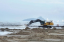 Tubulação de aço para dragagem da praia de Matinhos é transportada para o mar