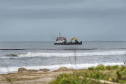 Tubulação de aço para dragagem da praia de Matinhos é transportada para o mar