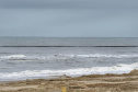 Tubulação de aço para dragagem da praia de Matinhos é transportada para o mar