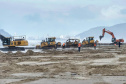 Tubulação de aço para dragagem da praia de Matinhos é transportada para o mar