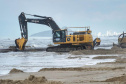 Tubulação de aço para dragagem da praia de Matinhos é transportada para o mar