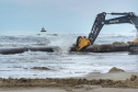 Tubulação de aço para dragagem da praia de Matinhos é transportada para o mar