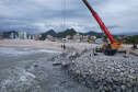 Começam a ser instaladas as peças de concreto que vão preservar a orla de Matinhos