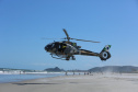 Polícia Militar orienta banhistas sobre como agir em pousos de helicóptero na praia