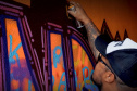 Oficina de grafitti estimula frequência escolar e fortalece cultura indígena em escola no oeste do estado