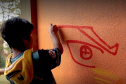 Oficina de grafitti estimula frequência escolar e fortalece cultura indígena em escola no oeste do estado