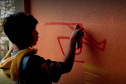 Oficina de grafitti estimula frequência escolar e fortalece cultura indígena em escola no oeste do estado