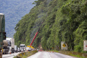 Morretes, 10 de fevereiro de 2023 - Guindastes realizam a recuperação do morro na BR 277, sentindo litoral paranaense, nas proximidades do viaduto do padre.