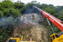 Morretes, 10 de fevereiro de 2023 - Guindastes realizam a recuperação do morro na BR 277, sentindo litoral paranaense, nas proximidades do viaduto do padre.