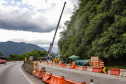 Morretes, 10 de fevereiro de 2023 - Guindastes realizam a recuperação do morro na BR 277, sentindo litoral paranaense, nas proximidades do viaduto do padre.