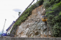 Morretes, 10 de fevereiro de 2023 - Guindastes realizam a recuperação do morro na BR 277, sentindo litoral paranaense, nas proximidades do viaduto do padre.