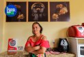 Ação Social promovida em Prudentópolis. Na foto, Denise Aparecida dos Santos, ao lado dos filhos, uma das beneficiadas pela ação
