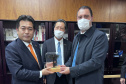 O governador Carlos Massa Ratinho Junior participou nesta terça-feira (07) de uma reunião com o vice-ministro da Agricultura, Silvicultura e Pesca do Japão, Atsushi Nonaka.