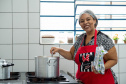 Merendeira venezuelana faz sucesso no comando da cozinha de escola da rede estadual