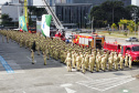 Nesta quinta-feira (25), mais 419 novos profissionais passaram a integrar o Corpo de Bombeiros Militar do Paraná. A formatura aconteceu no Palácio Iguaçu, com a presença do governador Carlos Massa Ratinho Junior, que destacou o fato desta ser a maior contratação nos últimos 10 anos, além de ser a primeira que ocorre após a autonomia da corporação, aprovada em dezembro de 2022.